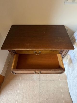 Cómoda y mesitas de madera
