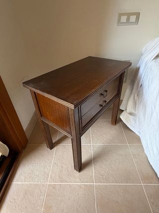 Cómoda y mesitas de madera