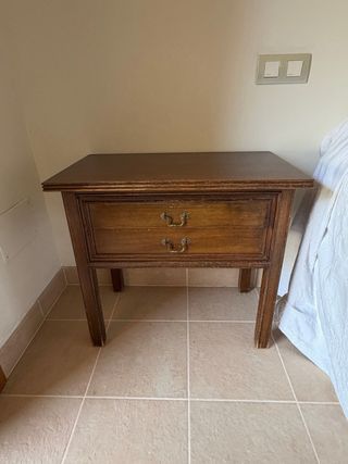 Cómoda y mesitas de madera