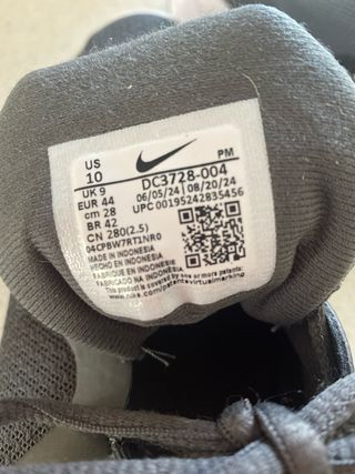 Zapatillas deportivas Nike grises y blancas