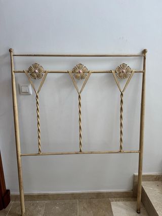 Cabecero de forja beige con flores