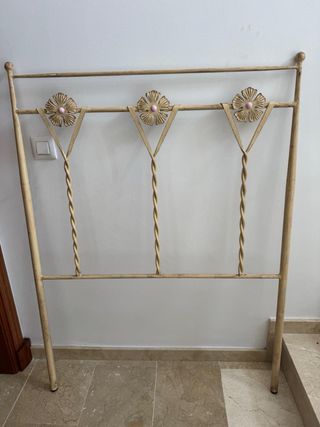Cabecero de forja beige con flores