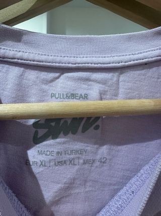 Camiseta Pull&Bear Morada con Diseño Floral