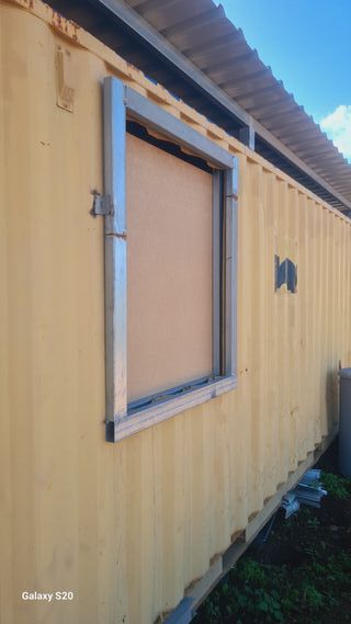 Contenedor marítimo con techo