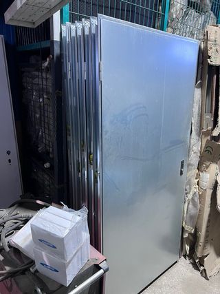 Puerta de trastero y exterior metálicas