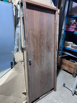 Puerta de trastero y exterior metálicas