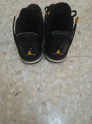Zapatillas Jordan Negras y Doradas