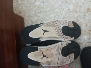 Zapatillas Jordan Negras y Doradas