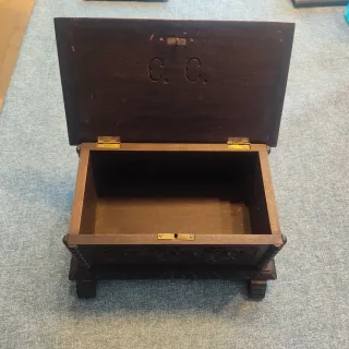 Caja de madera tallada con rostro