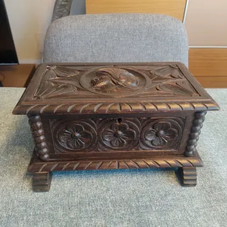 Caja de madera tallada con rostro