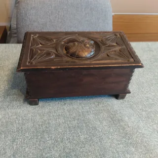 Caja de madera tallada con rostro