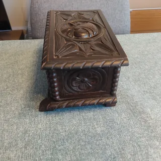 Caja de madera tallada con rostro