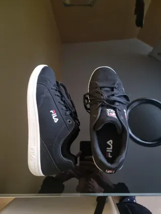 Zapatillas Fila Negras y Blancas.  Talla 41