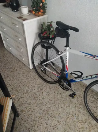 Bicicleta de carretera GT bh