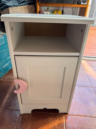 Mesita de noche blanca con tirador rosa