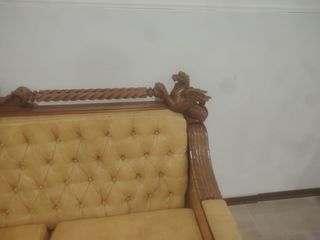 Divano e poltrone in tessuto e legno