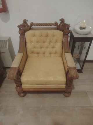 Divano e poltrone in tessuto e legno