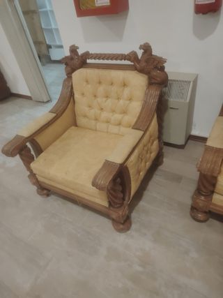 Divano e poltrone in tessuto e legno