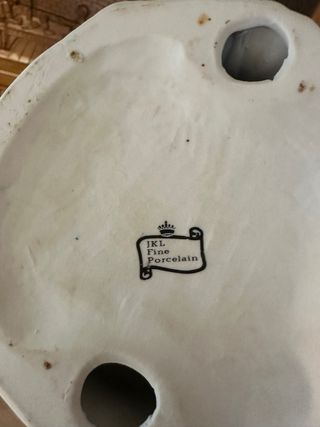 Figura de porcelana mujer marca JKL