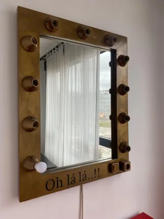 Espejo de tocador dorado con luces