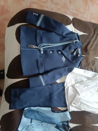 Traje de comunión azul con detalles