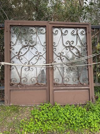 Puerta doble metálica con rejas