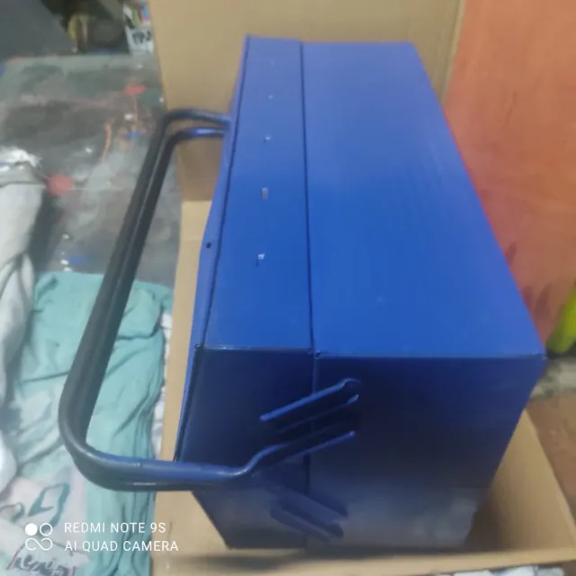 Caja de herramientas azul metálica