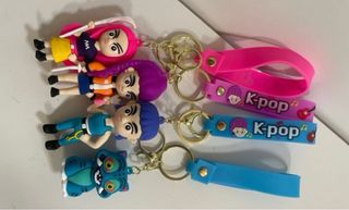 Lote di bottiglie, penne, portachiavi, huntrix