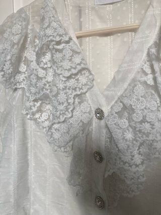 Blusa Chris Botti blanca volantes y botones joya