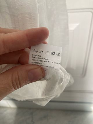 Blusa Chris Botti blanca volantes y botones joya