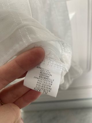 Blusa Chris Botti blanca volantes y botones joya