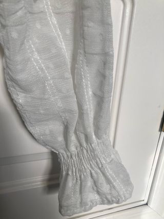 Blusa Chris Botti blanca volantes y botones joya