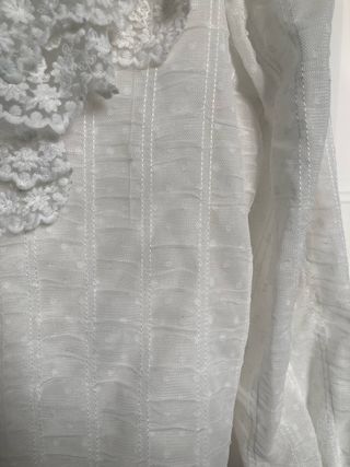 Blusa Chris Botti blanca volantes y botones joya