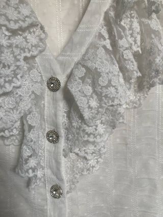 Blusa Chris Botti blanca volantes y botones joya