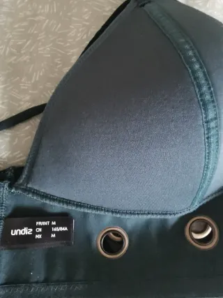 Top terciopelo verde con ojales