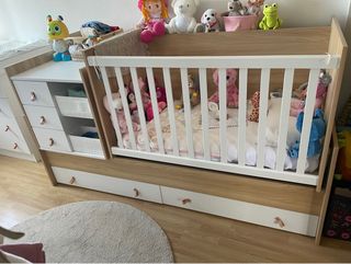 Cuna convertible en cama y mesita