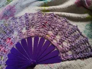 Abanico morado de ganchillo