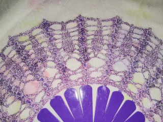 Abanico morado de ganchillo