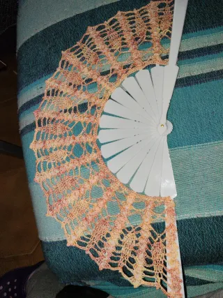 Abanico morado/naranja de ganchillo