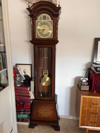 Reloj de pie antiguo