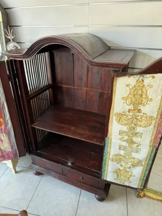 Armario de madera con puertas de tela