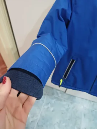 Chaqueta impermeable azul