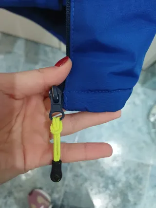 Chaqueta impermeable azul