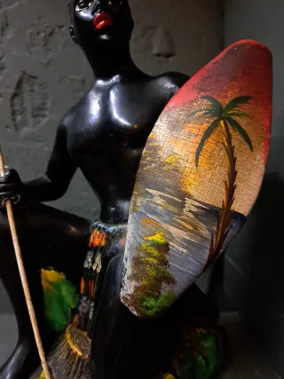 Figura guerrero africano lanza escudo