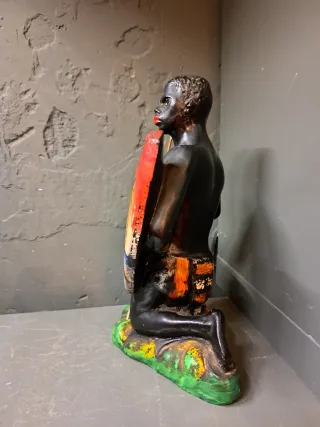 Figura guerrero africano lanza escudo