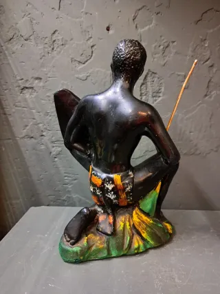 Figura guerrero africano lanza escudo