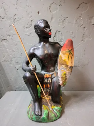 Figura guerrero africano lanza escudo