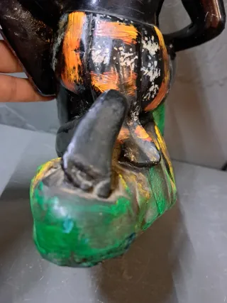 Figura guerrero africano lanza escudo