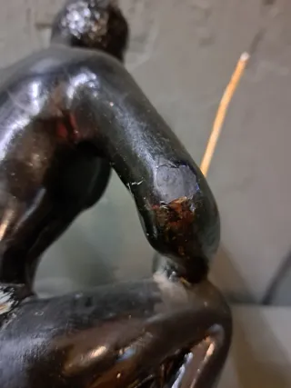 Figura guerrero africano lanza escudo