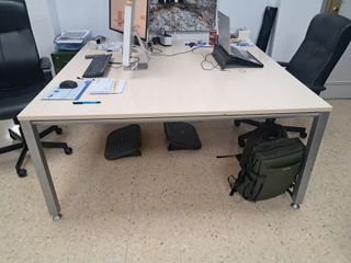 Mesa de oficina grande beige y plateada